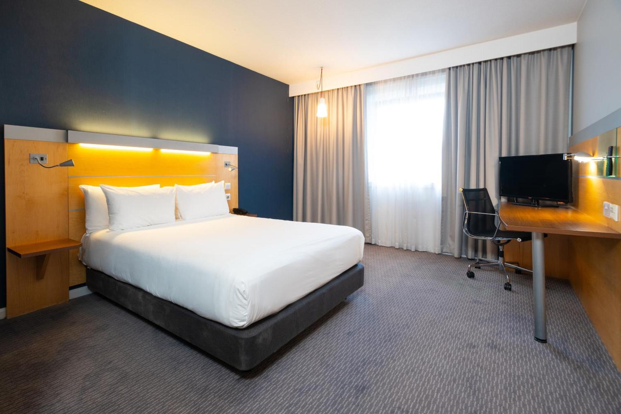 Holiday Inn Express Bedford By Ihg Екстериор снимка