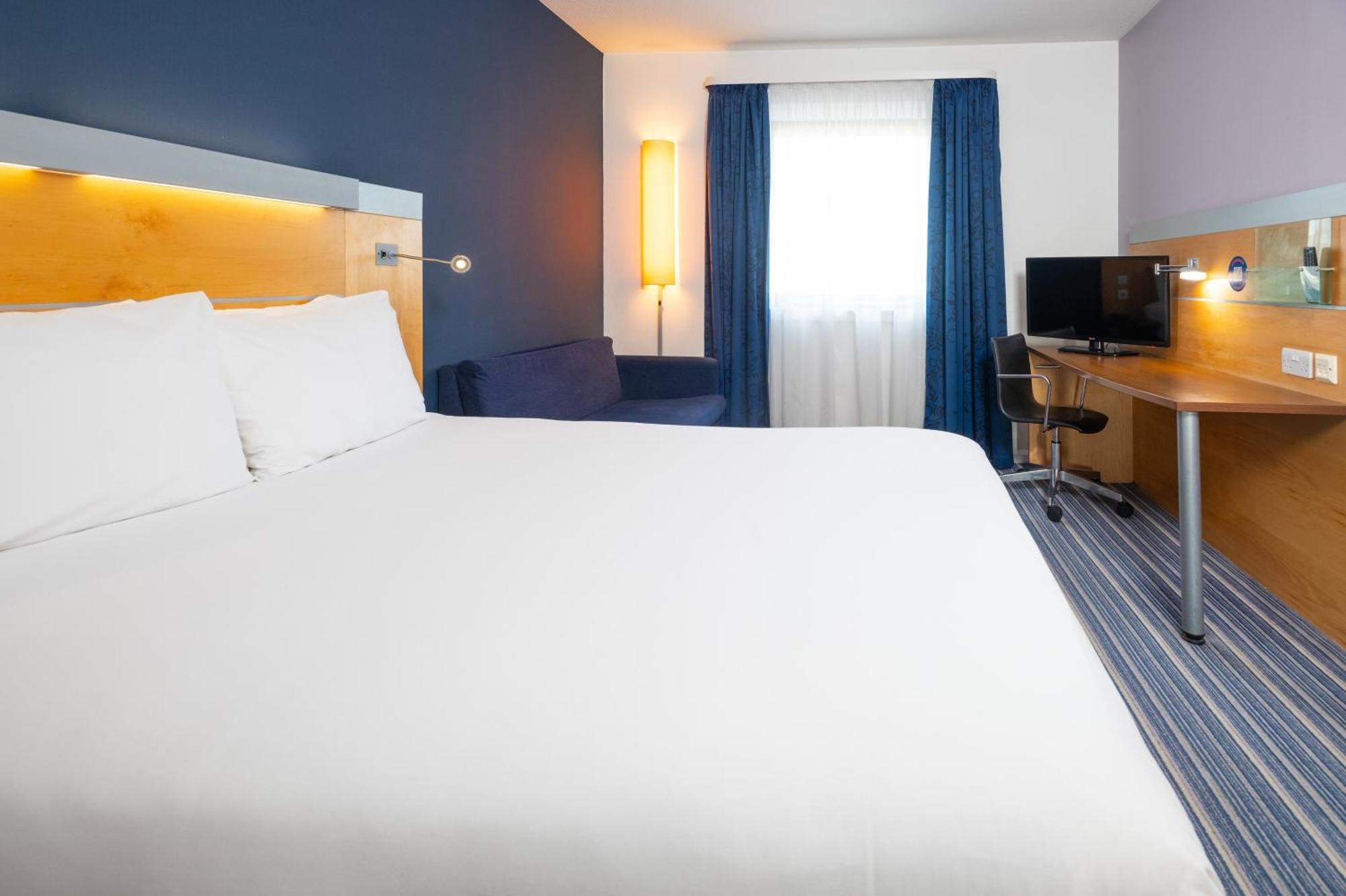 Holiday Inn Express Bedford By Ihg Екстериор снимка