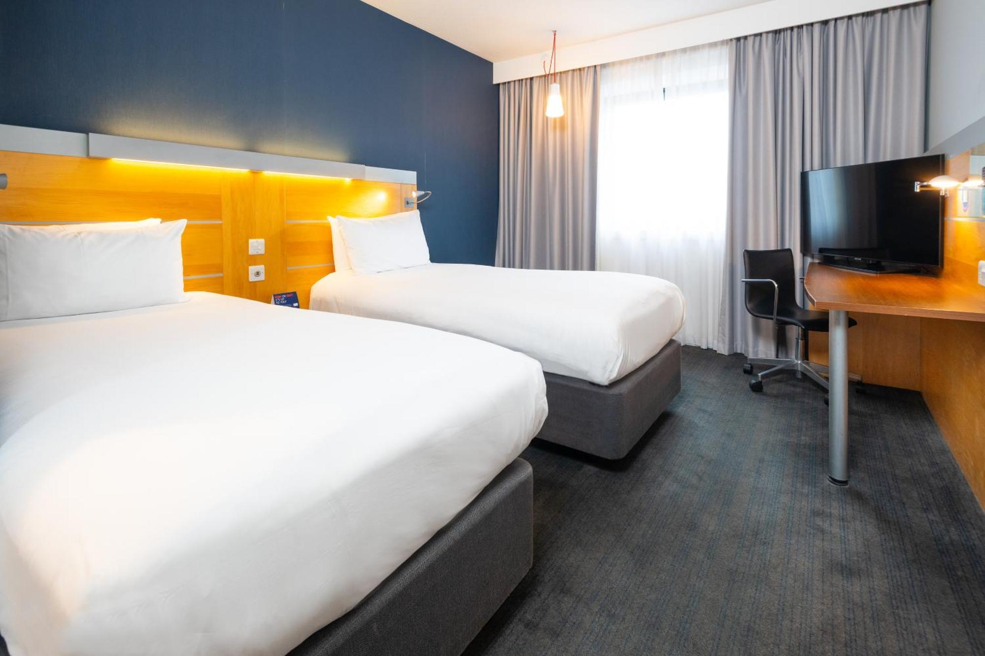 Holiday Inn Express Bedford By Ihg Екстериор снимка