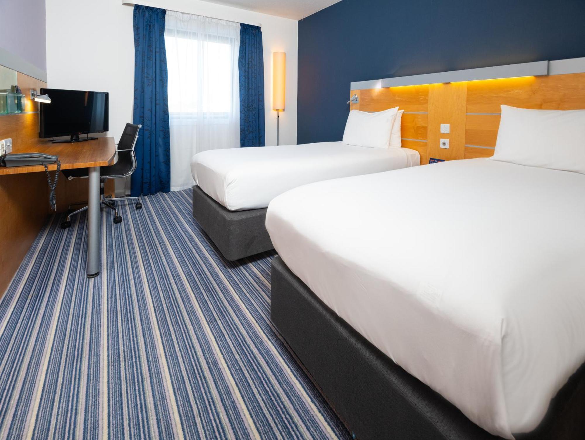 Holiday Inn Express Bedford By Ihg Екстериор снимка