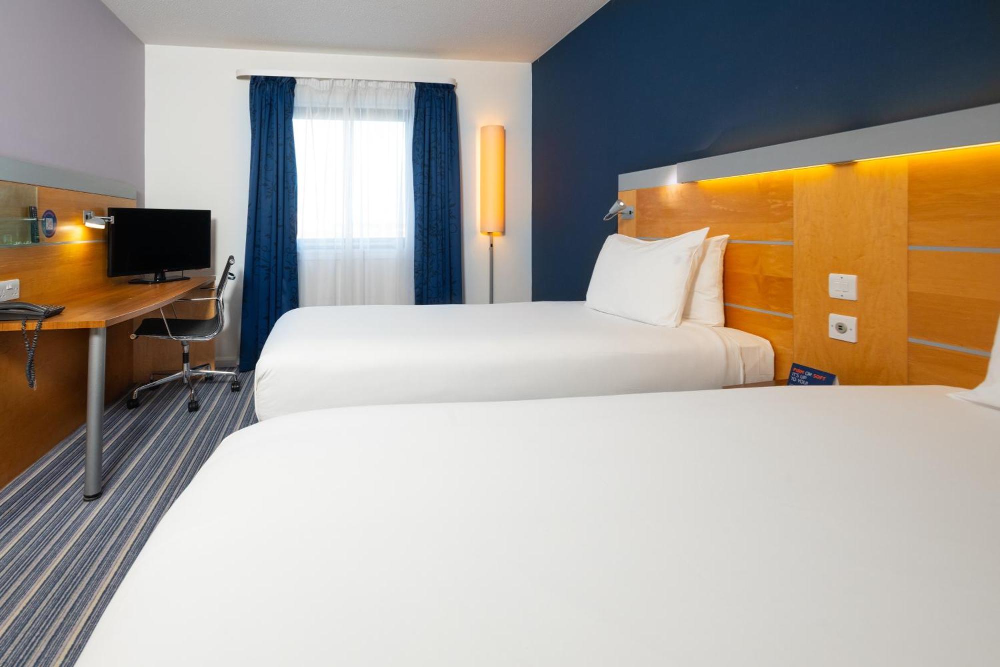 Holiday Inn Express Bedford By Ihg Екстериор снимка