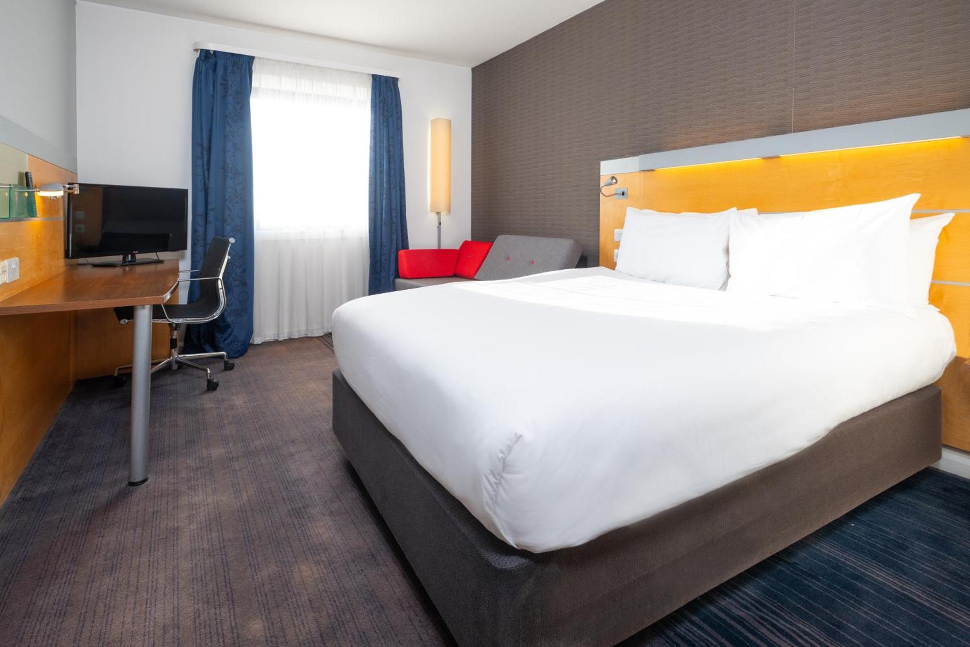 Holiday Inn Express Bedford By Ihg Екстериор снимка