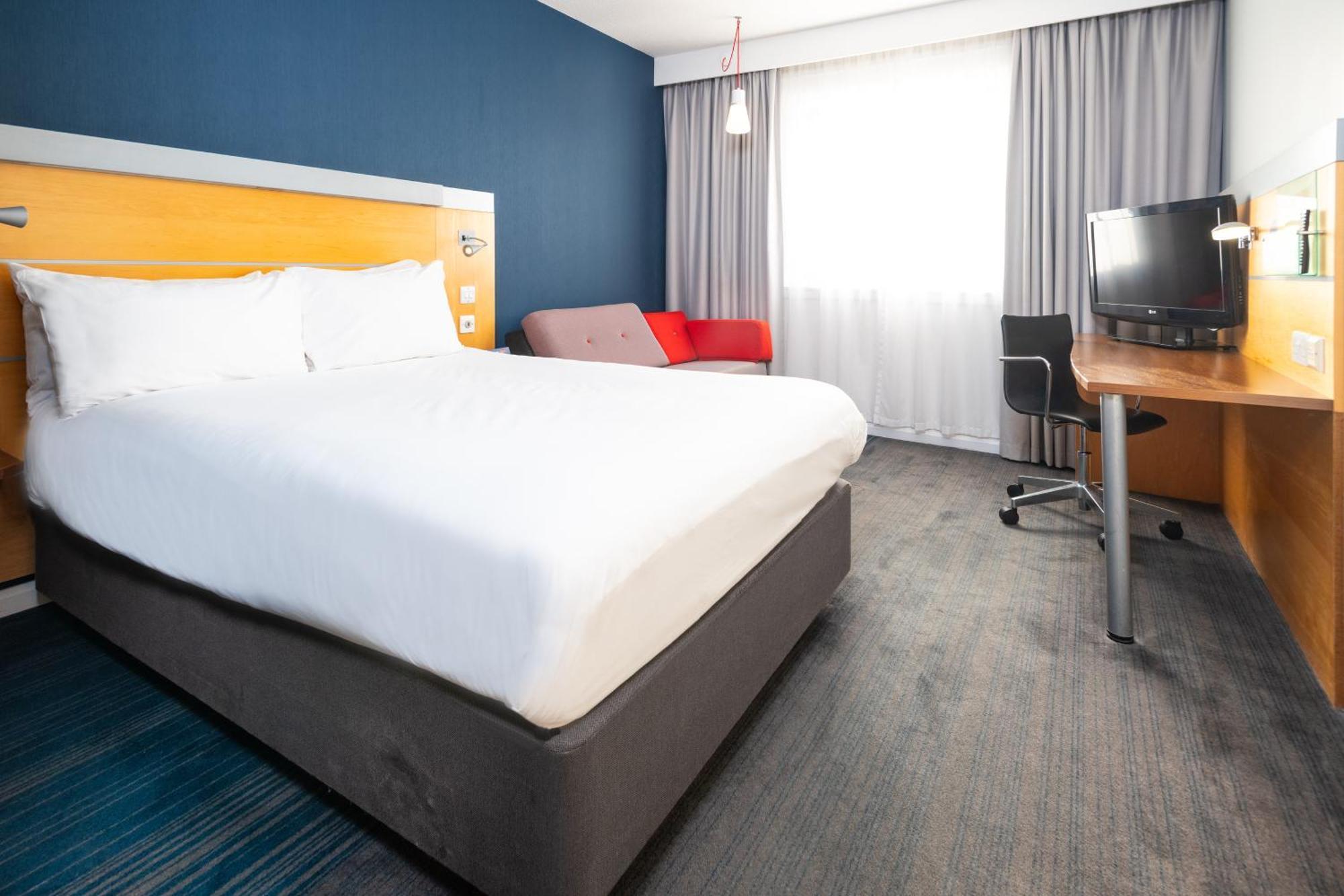 Holiday Inn Express Bedford By Ihg Екстериор снимка
