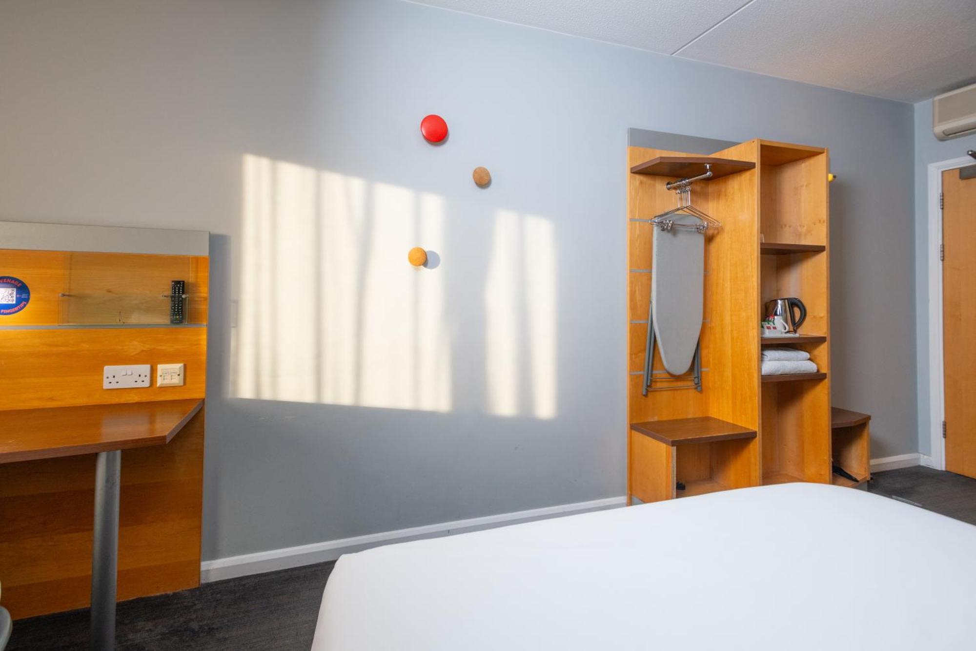 Holiday Inn Express Bedford By Ihg Екстериор снимка