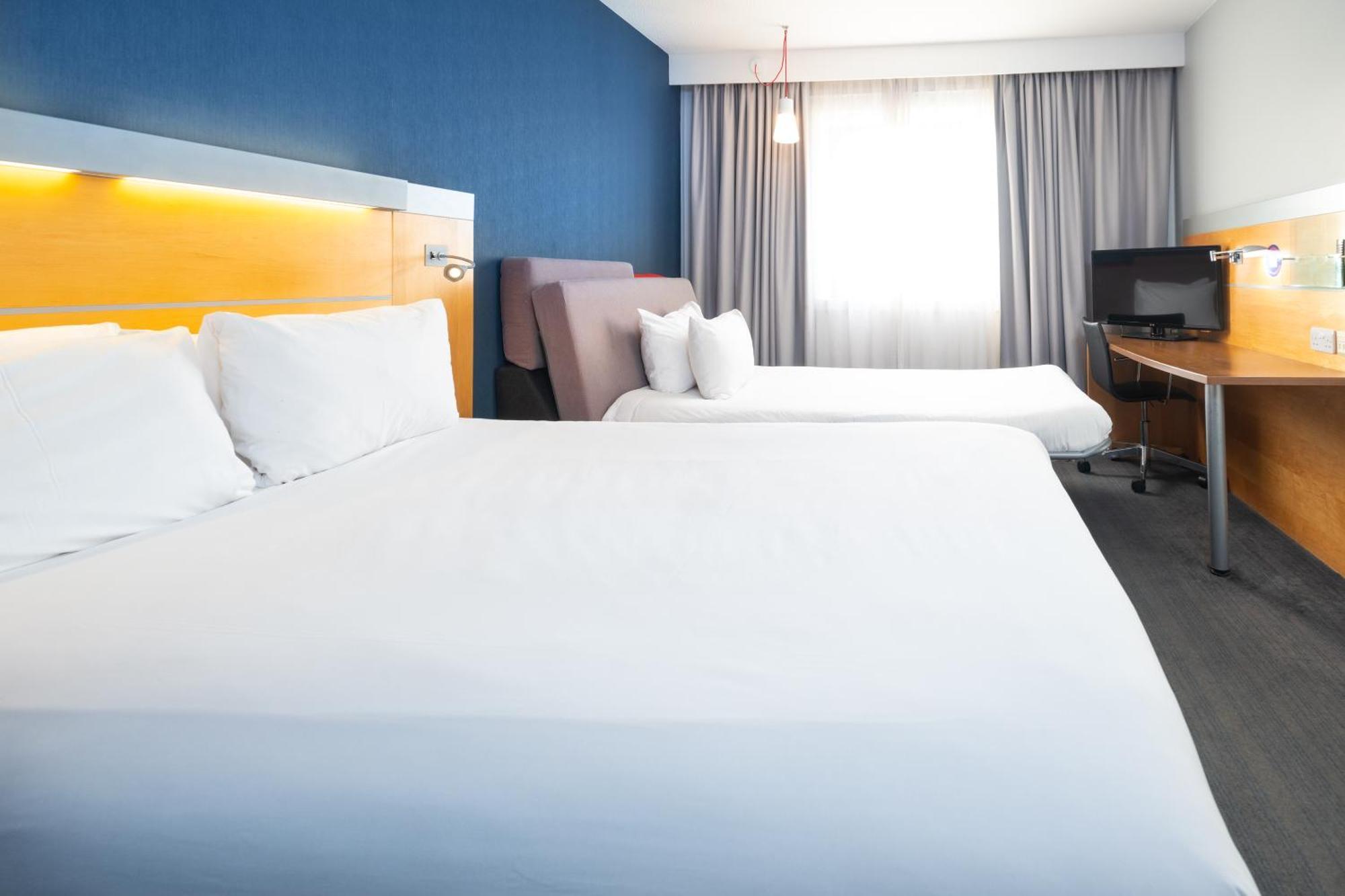 Holiday Inn Express Bedford By Ihg Екстериор снимка