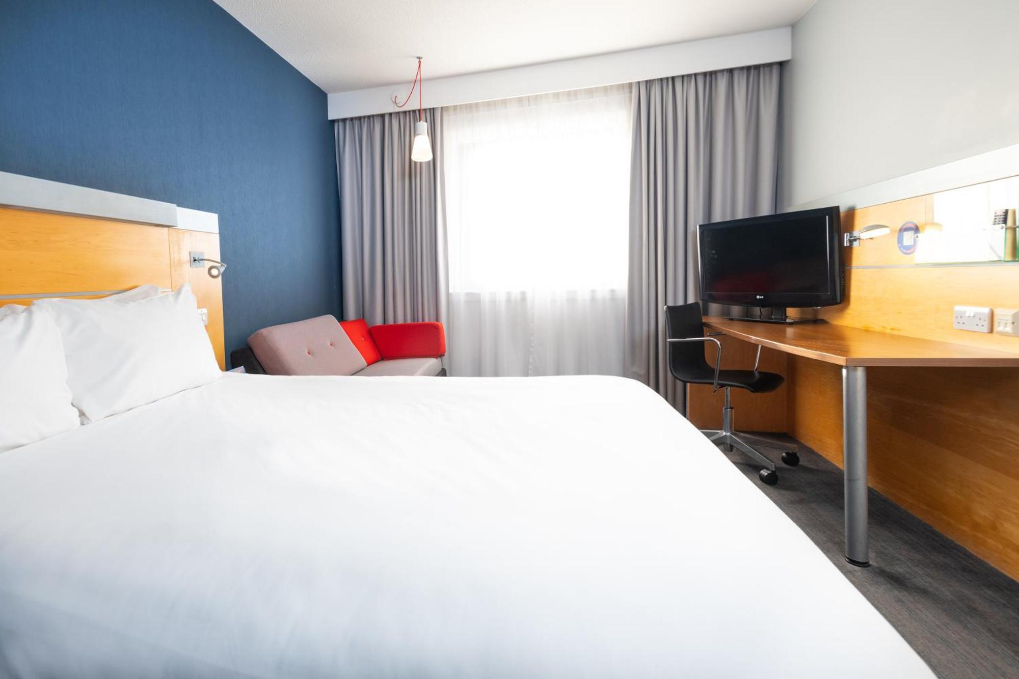Holiday Inn Express Bedford By Ihg Екстериор снимка