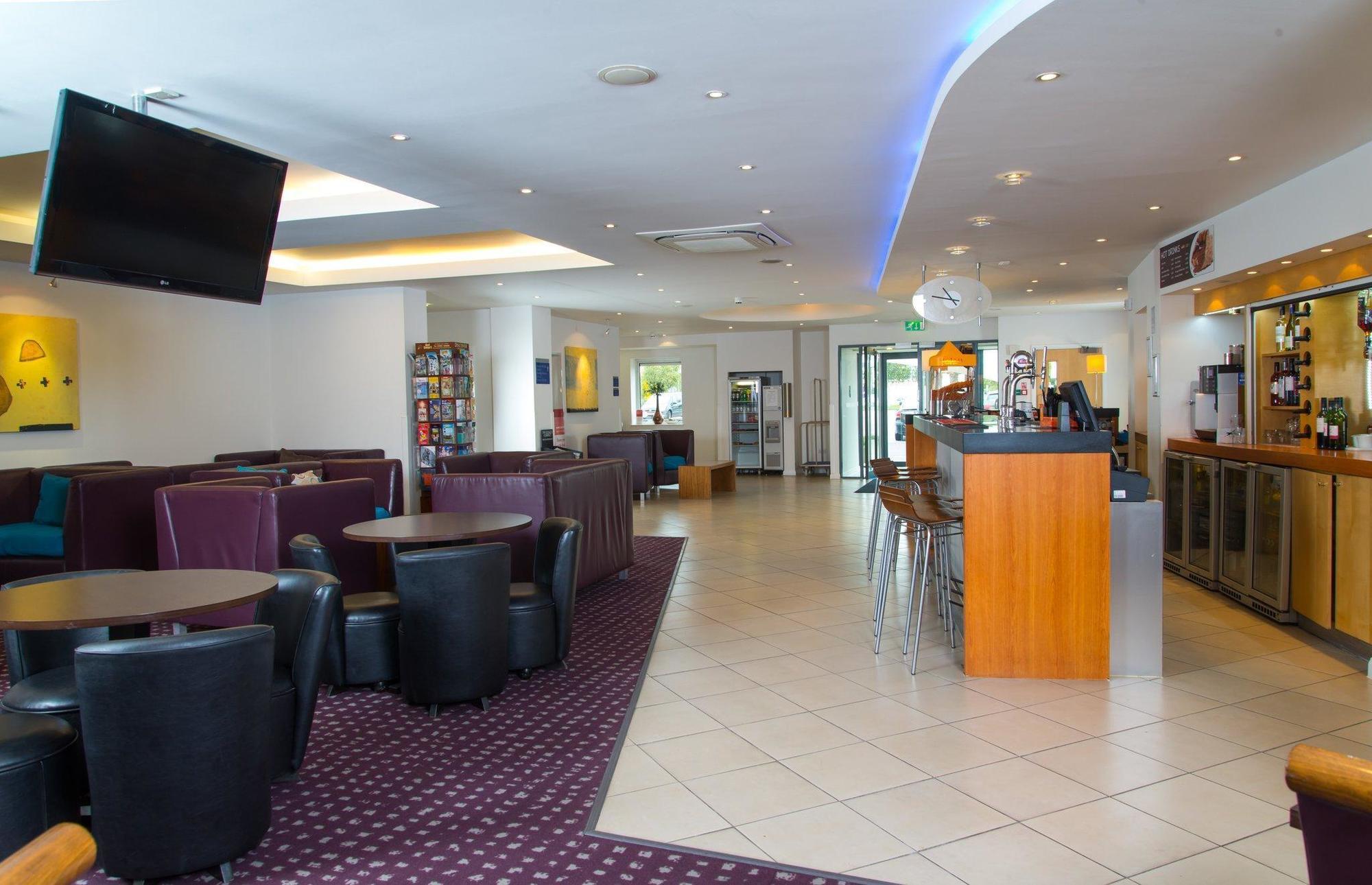 Holiday Inn Express Bedford By Ihg Екстериор снимка