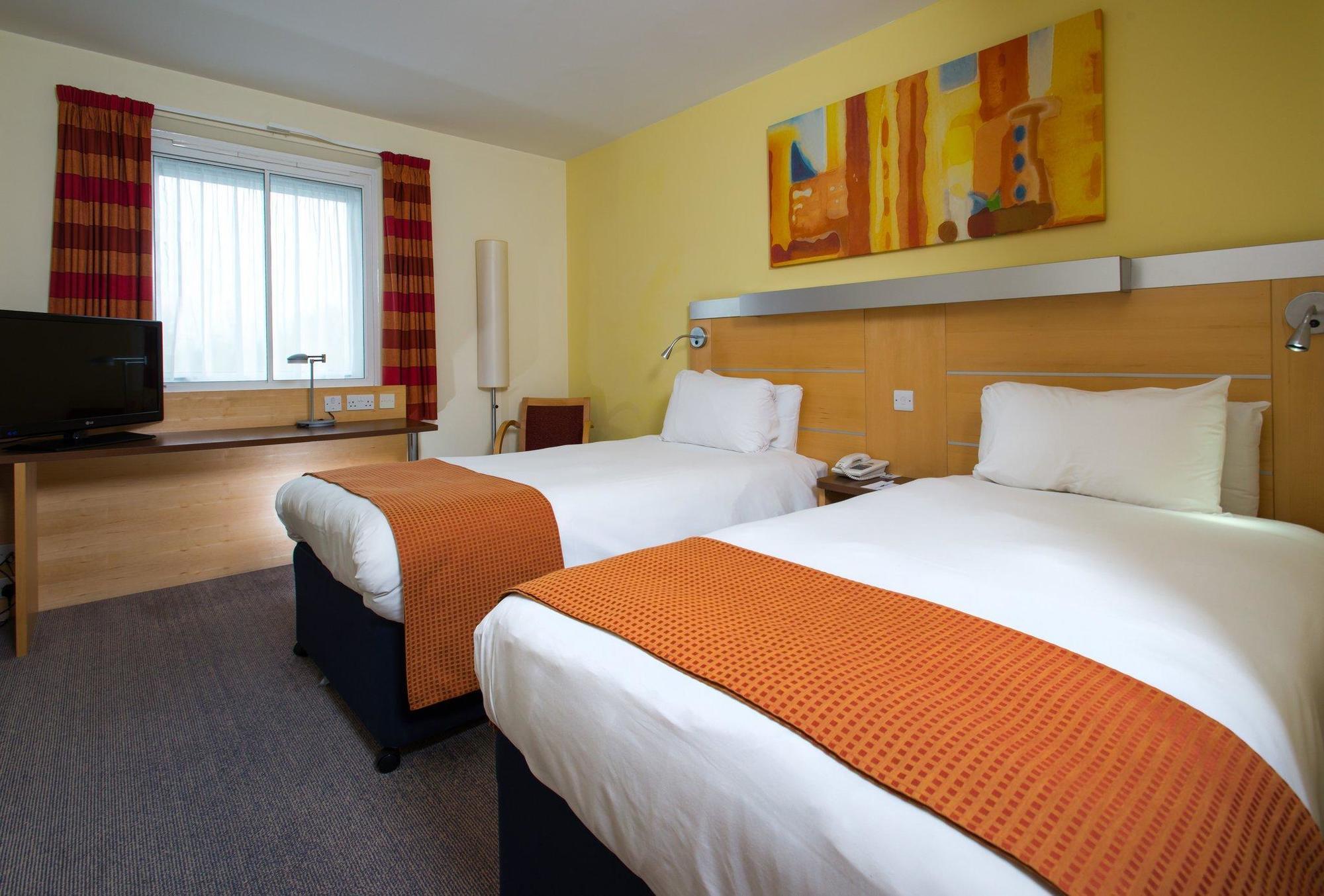 Holiday Inn Express Bedford By Ihg Екстериор снимка