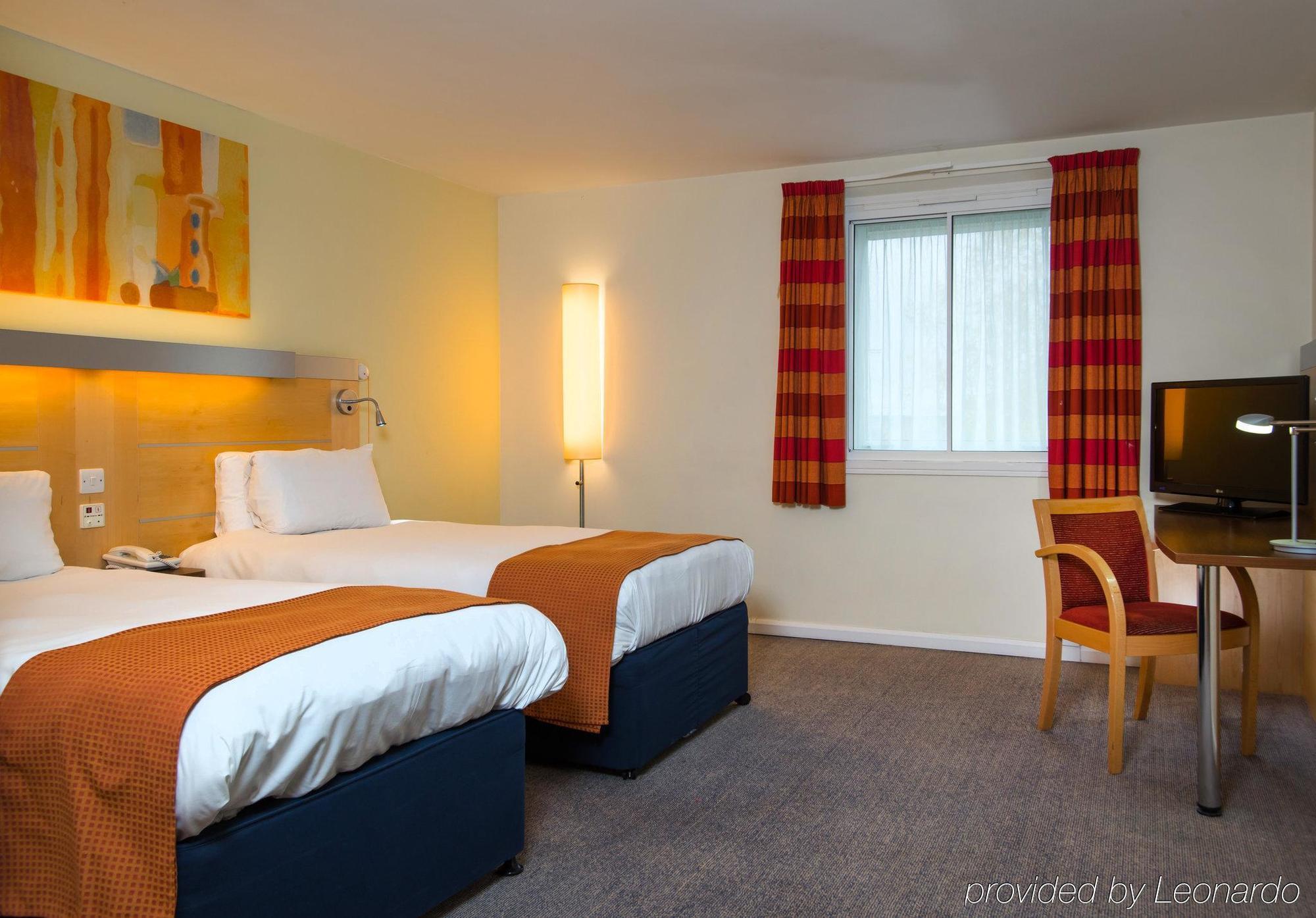 Holiday Inn Express Bedford By Ihg Екстериор снимка