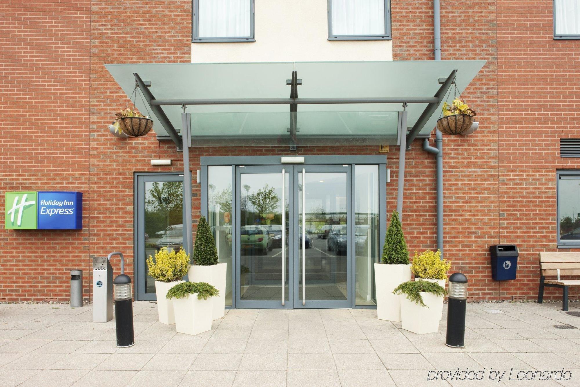 Holiday Inn Express Bedford By Ihg Екстериор снимка