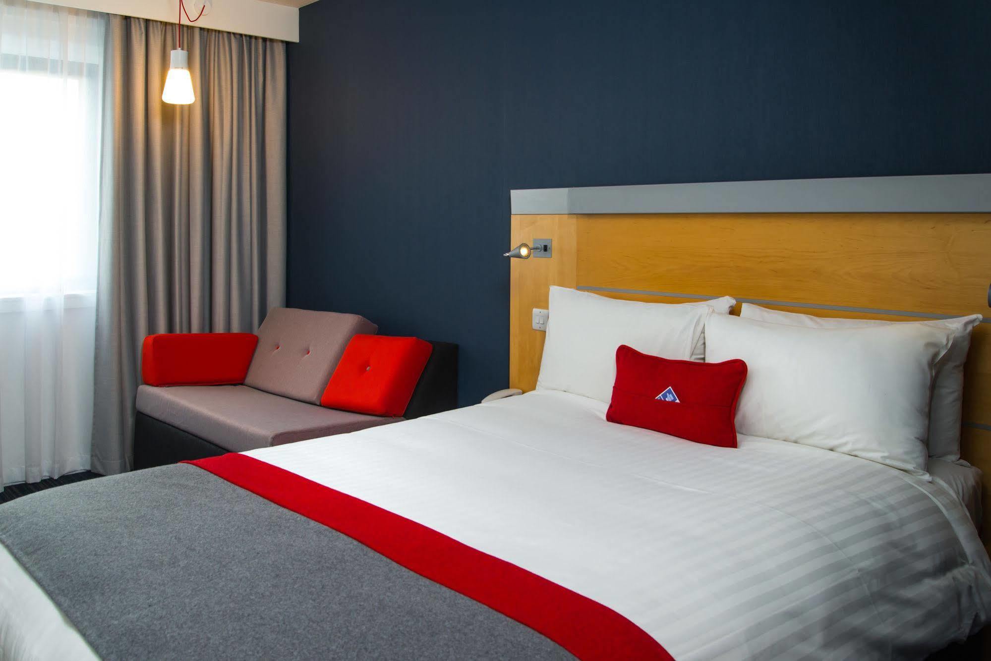 Holiday Inn Express Bedford By Ihg Екстериор снимка